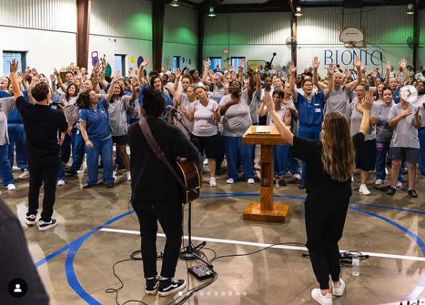 ¡MARAVILLOSO! Más de 100 reclusas hallan libertad en Jesús tras bautizarse dentro de la cárcel